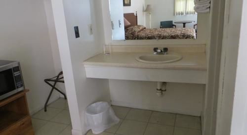 Dry Ridge Motor Inn Екстериор снимка