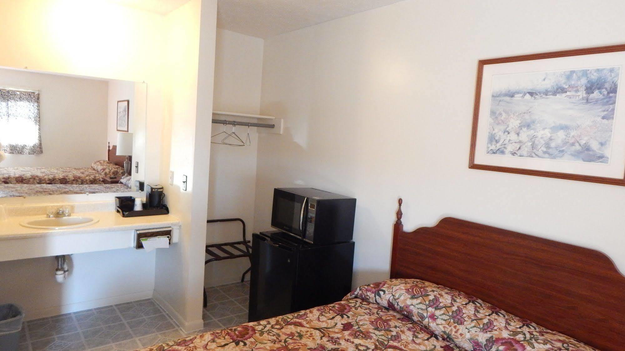 Dry Ridge Motor Inn Екстериор снимка